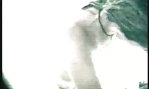 Ha una figa pelosa, ma anche questo giovane l'ha mangiata. mogli mature puttane