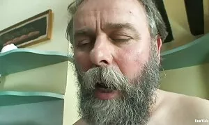 Nuovo video gratis mature hard Segretario inizia a inginocchiarsi e succhiare il cazzo