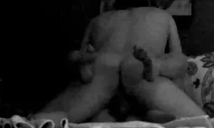Amici appoggiati al muro video di donne mature