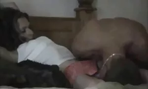 Questo ladro mature e troie pervertito lo scopa in questi due ragazzi