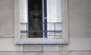 Spiare la piscina di sua vecchie nonne nude sorella ha piccoli seni.